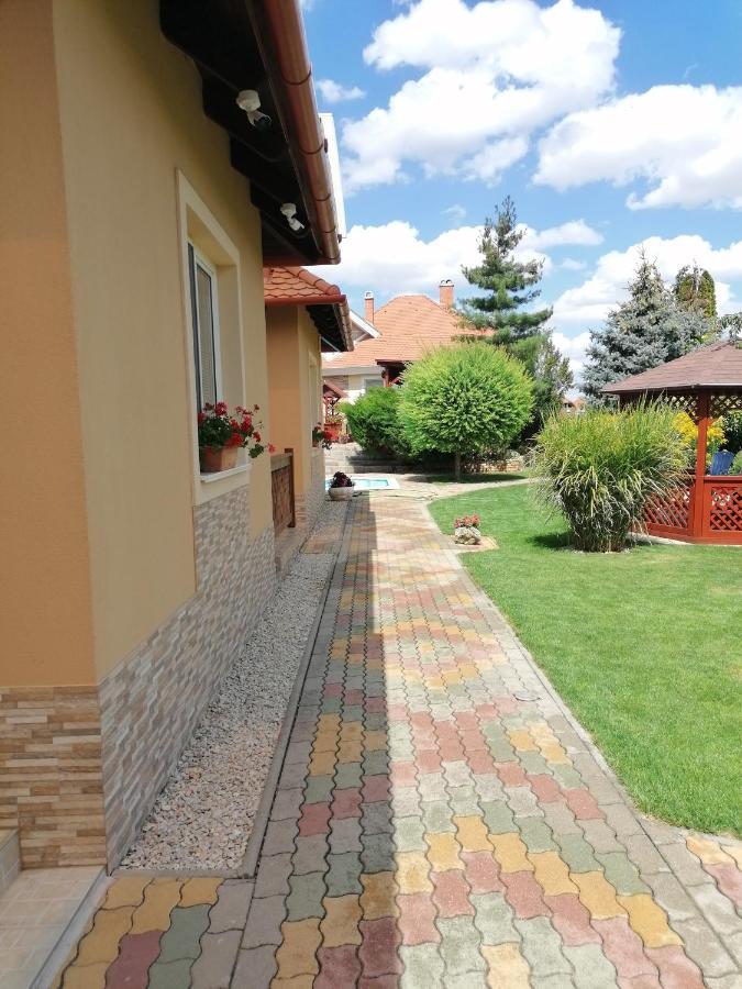 Kaktuszvirag Apartmanhaz Hajdúszoboszló Exteriör bild