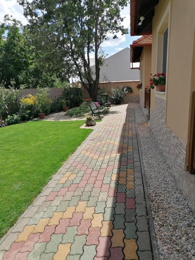 Kaktuszvirag Apartmanhaz Hajdúszoboszló Exteriör bild