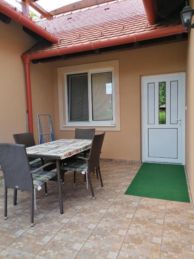 Kaktuszvirag Apartmanhaz Hajdúszoboszló Exteriör bild